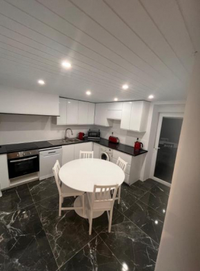Rare - House with private garage - Historic city center Peniche - beach 500 m - Max 6 people